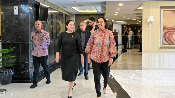 Menteri Keuangan Sri Mulyani dengan Ketua DPR RI Puan Maharani