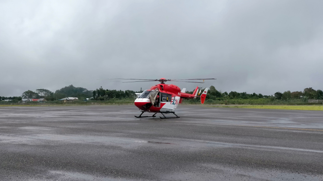 Helikopter yang disiagakan di Bandara Frans Sales Lega untuk menjemput Ganjar