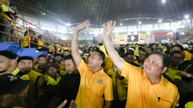 Ketua Umum DPP Golkar, Airlangga Hartarto bersama Ketua DPD Golkar Sumut, Musa Rajekshah.(istimewa/VIVA)