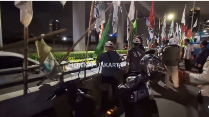 Bendera partai politik di Flyover Kuningan dicopot oleh petugas gabungan
