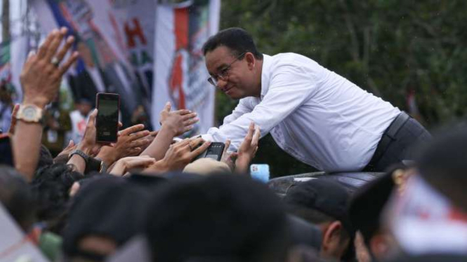 Anies Baswedan saat menyapa pendukungnya dalam kampanye Pilpres 2024
