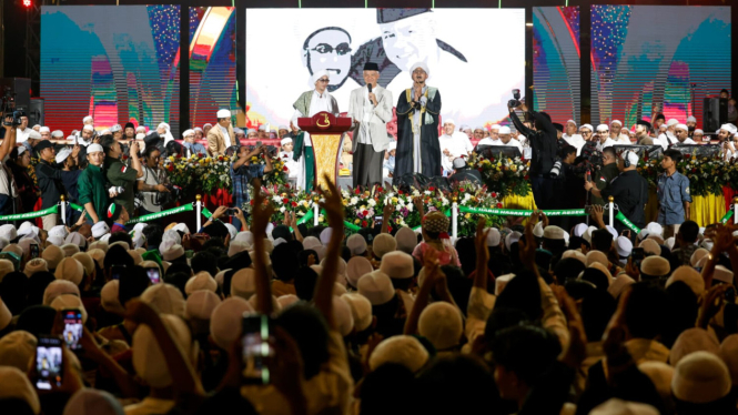 Capres nomor urut tiga Ganjar Pranowo menghadiri milad ke-28 Nurul Musthofa