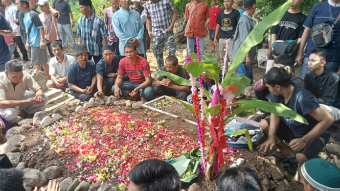Isak tangis iringi kepergian 5 rombongan ziarah wali yang tewas dalam kecelakaan. 