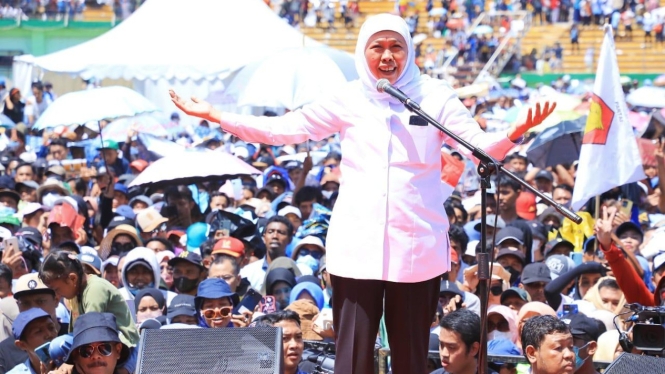 Khofifah Indar Parawansa di acara HUT SPSI di Sidoarjo. 