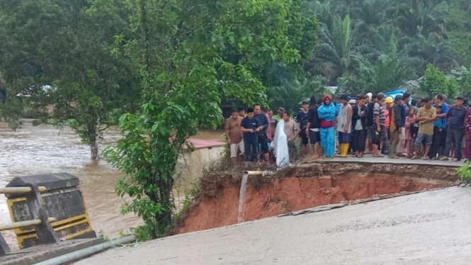 Jembatan putus diterjang banjir di Jambi
