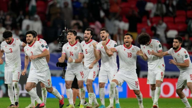 Pemain Timnas Tajikistan rayakan kemenangan