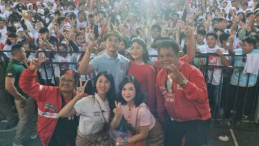 Ketua Umum PSI Kaesang Pangarep berfoto bersama caleg PSI dalam kampanye akbar di GOR Rantepao, Kabupaten Toraja Utara, Sulawesi Selatan, Senin, 29 Januari 2024.