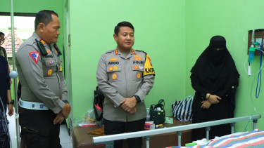 Kapolres Ngawi AKBP Argowiyono menjenguk Gus Aab yang dirawat di RS Widodo usai kecelakaan di Tol Ngawi-Solo. (Humas Polres Ngawi)