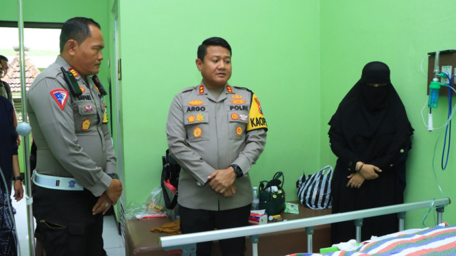 Kapolres Ngawi AKBP Argowiyono menjenguk Gus Aab yang dirawat di RS Widodo usai kecelakaan di Tol Ngawi-Solo. (Humas Polres Ngawi)