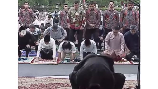 Heboh, Gerakan Sholat Paspampres saat Mengamankan Jokowi