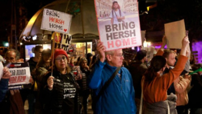 Keluarga sandera demo di depan rumah PM Israel Benjamin Netanyahu (Foto/Times of Israel)