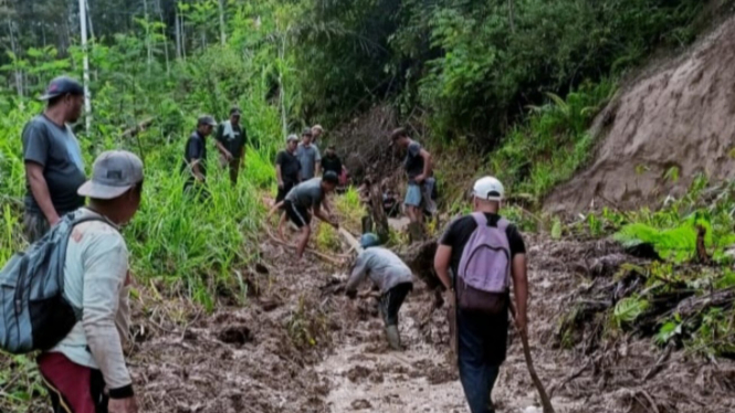 Jalan longsor di kabupaten Merangin, Jambi