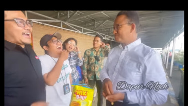 Viral Anies Baswedan comot jajanan orang
