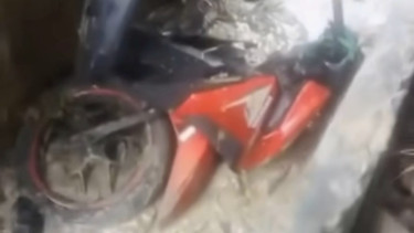 Pengendara Motor Terperosok ke Selokan di Rangkasbitung