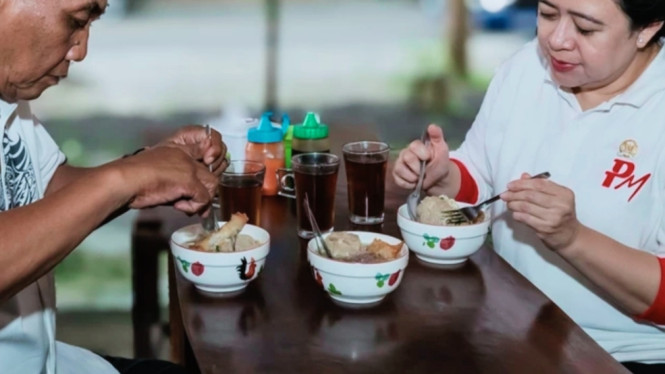 Puan Maharani Makan Bakso Bersama Bambang Pacul di Klaten, Jawa Tengah.