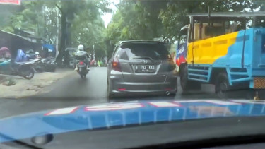 Pengemudi mobil Honda Jazz berusaha kabur dari kejaran polisi