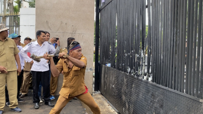Ribuan Massa demo dari Asosiasi Pemerintah Desa Seluruh Indonesia (Apdesi) hingga kini masih berorasi di depan gedung DPR RI, Jalan Gatot Subroto, Jakarta Pusat, Rabu 31 Januari 2024. 