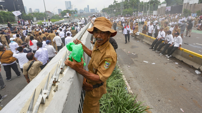 Aksi demo massa Apdesi dengan tutup Tol Senayan depan gedung DPR