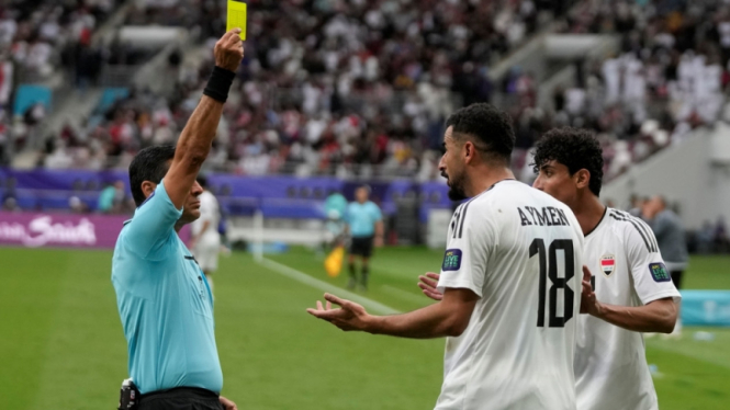 Alireza Faghani kasih kartu kuning ke penyerang Timnas Irak, Aymen Hussein