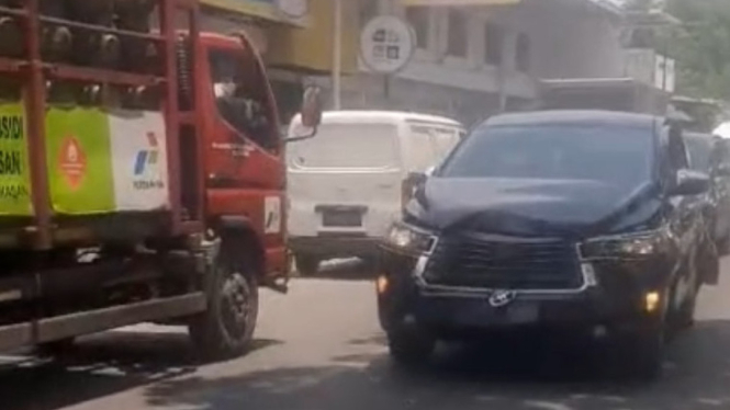 Rombongan AMIN Tabrakan Beruntun di Sumenep
