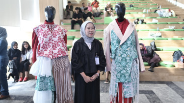 Desainer muda pamer karya.