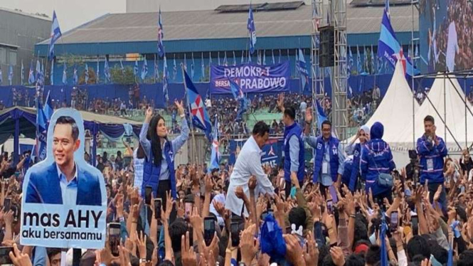 Prabowo, AHY, Annisa Pohan joget bareng saat kampanye di Malang, Jatim.