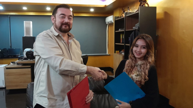 CEO RM Entertainment, Riccardo Mazzoni, dan Pedangdut Clarisa Arda