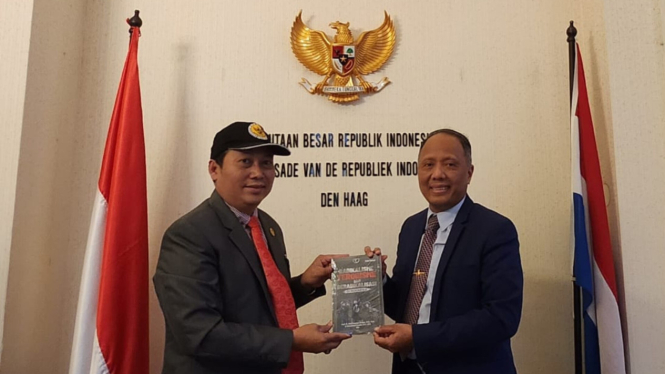 Buku karya As SDM Polri Irjen Pol Dedi Prasetyo diserahkan ke beberapa dubes