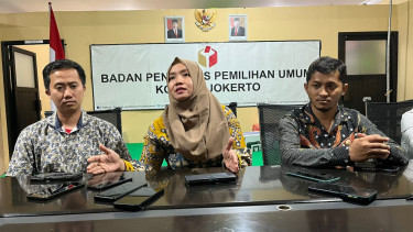 Ketua Bawaslu Kota Mojokerto Dian Pratmawati (tengah). (M Lutfi Hermansyah/ Viva Jatim)