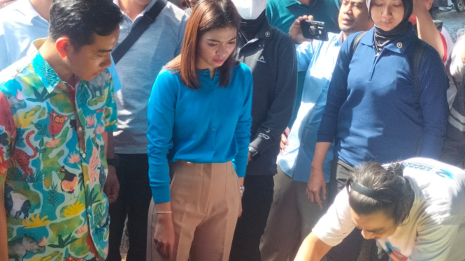 Cawapres Nomor Urut 2, Gibran Rakabuming Raka Blusukan dan Borong Ikan Teri di Pasar Kemiri, Depok, Jawa Barat.