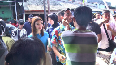 Momen Pipi Gibran Rakabuming Raka Dicubit oleh Pedagang saat Blusukan di Pasar Kemiri, Depok, Jawa Barat