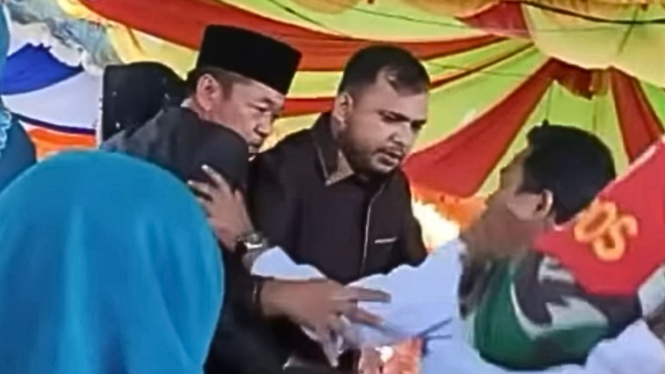 Bupati dan Wakil Bupati Rokan Hilir Nyaris Baku Hantam di Acara Pelantikan Kades