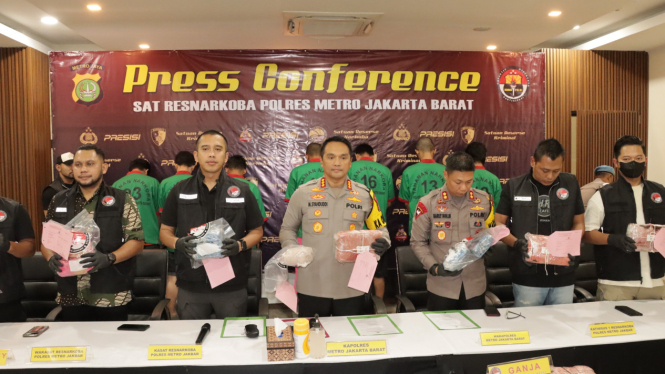 Satuan Reserse narkoba Polres Metro Jakarta Barat berhasil gagalkan peredaran tiga jenis narkoba jumlah besar senilai Rp. 64 Milliar, Jumat 2 Februari 2024.
