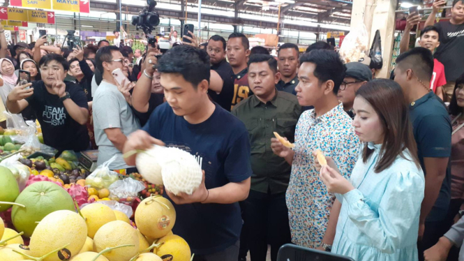 Calon wakil presiden nomor urut 2 Gibran dan istrinya, Selvi Ananda di Pasar Modern BSD