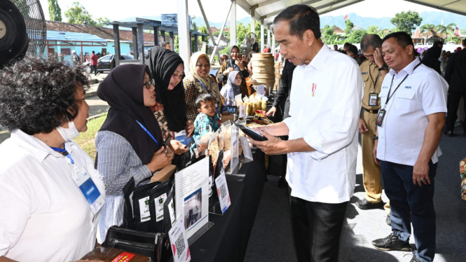 Presiden Jokowi hadir di tengah-tengah nasabah PNM Mekaar