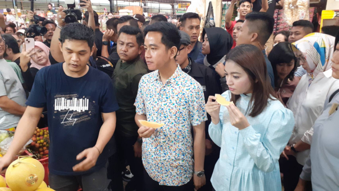 Calon wakil presiden nomor urut 2 Gibran Rakabuming Raka saat sarapan soto di Pasar Modern BSD