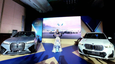 BMW iX1 dan BMW iX xDrive50