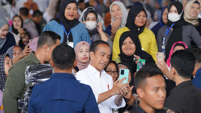 Presiden Jokowi hadir di tengah-tengah nasabah PNM Mekaar