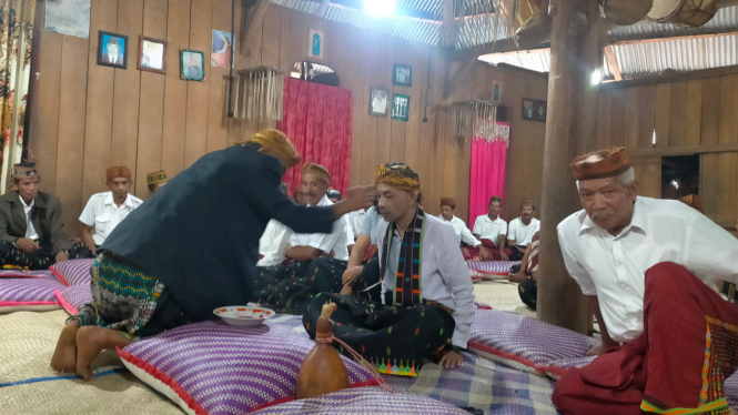 Caleg Heribertus Candra dioleskan darah ayam 