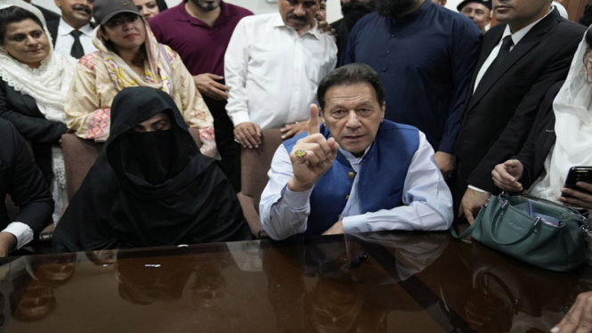 Mantan Perdana Menteri Pakistan Imran Khan, kanan, dan Bushra Bibi, istrinya 