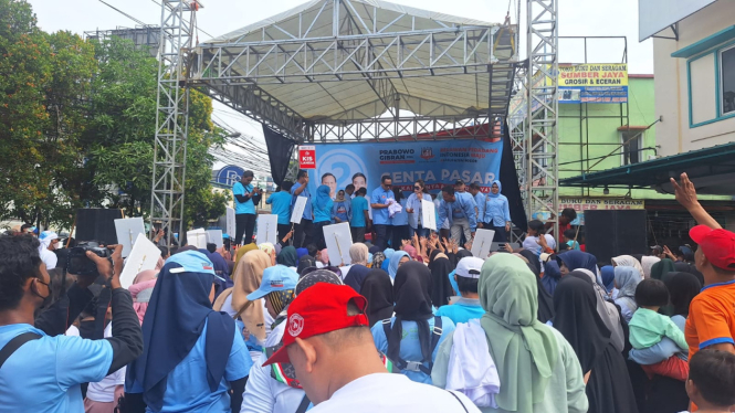 Relawan Prabowo-Gibran yang tergabung dalam Relawan Pedagang Indonesia Maju (Rapim) Kabupaten Bogor menggelar gerakan cinta (Genta) Pasar Tradisional di Pasar Cileungsi, Bogor, Jawa Barat, Sabtu 3 Februari 2024.