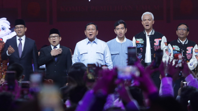 Tiga kontestan paslon Pilpres 2024 saat menghadiri debat kelima di JCC, Senayan,