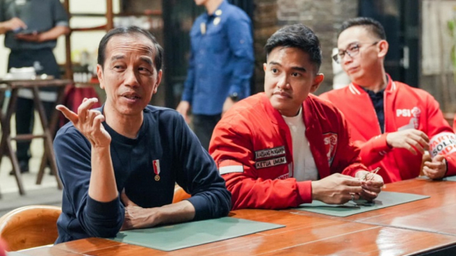 Ketua Umum PSI Kaesang Pangarep saat bersama Jokowi di Bandung