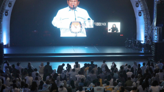 Sejumlah influencer dan konten kreator gelar nobar debat kelima Pilpres 2024 di Bengkel Space, Jakarta, Minggu, 4 Februari 2024