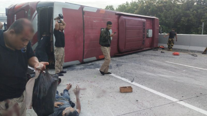 Kecelakaan bus kader Hanura di Tol Ngawi.