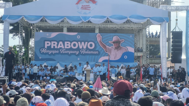 Anggota Dewan Pembina TKN Prabowo-Gibran, Jenderal (Purn) Wiranto di acara kampanye capres nomor urut dua Prabowo Subianto di Lapangan Schwarz, Langowan, Kabupaten Minahasa, Sulawesi Utara, Senin, 5 Februari 2024