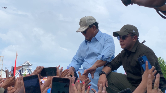 Capres nomor urut dua, Prabowo Subianto menyapa masyarakat saat kampanye di Lapangan Schwarz, Langowan, Kabupaten Minahasa, Sulawesi Utara, Senin, 5 Februari 2024
