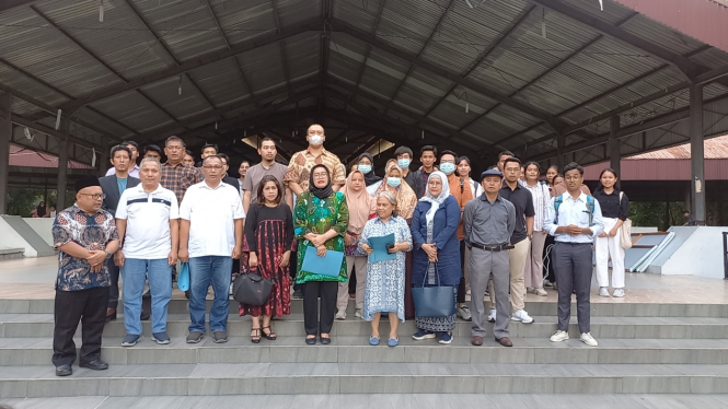 Sejumlah guru besar, alumni dan mahasiswa USU menyatakan sikap perhatian melihat kondisi negara ini.(B.S.Putra/VIVA)