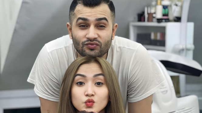 Venny Alberti dan suaminya, Akash Elahi.