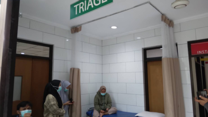 Korban kebocoran gas pada pabrik es saat menjalaninperawatan di IGD RS Ar-Rahmah Sari Asih